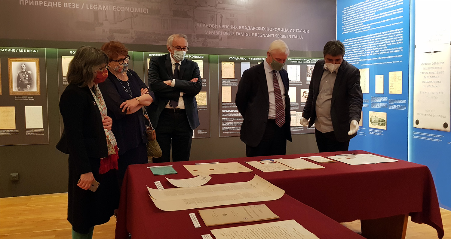 Министар Стјуарт и амбасадорка Меклаод разгледају документа из Државног архива Србије